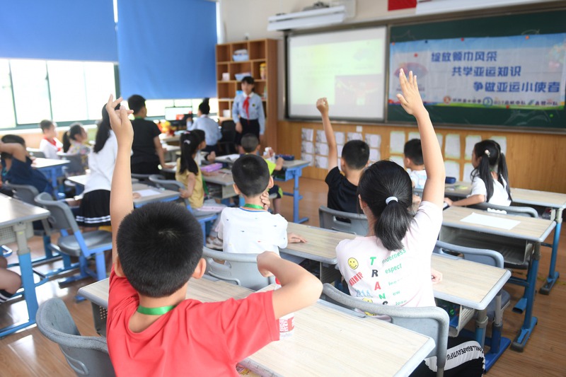 大陸祭出「雙減政策」，補教業步入寒冬，圖為浙江杭州的一個官辦暑托班，宣稱為家長緩解小學生暑假「看護難」的問題。（中新社）