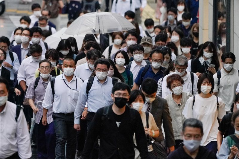 日本境內14日新增2萬151人確診感染COVID-19（2019冠狀病毒疾病），連續2天破2萬例。  新華社