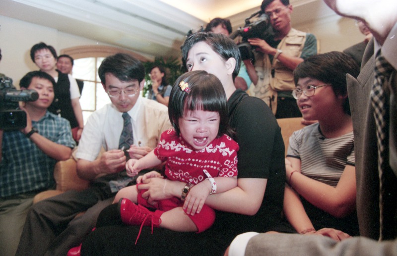 1997年8月15日水痘疫苗於國內上市。藝人傅娟（中）抱著女兒歐陽妮妮施打疫苗；左白衣者為台灣感染症醫學會名譽理事長、台大兒童醫院長黃立民。圖／聯合報系資料照片