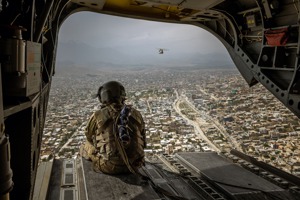 美國總統拜登曾說，美國人不能比伊拉克人更想要伊拉克民主，他對阿富汗也是同樣想法。圖為一名美軍官兵今年5月2日搭乘一架CH-47契努克直升機，在阿富汗首都喀布爾市上空飛航。圖／取自紐約時報
