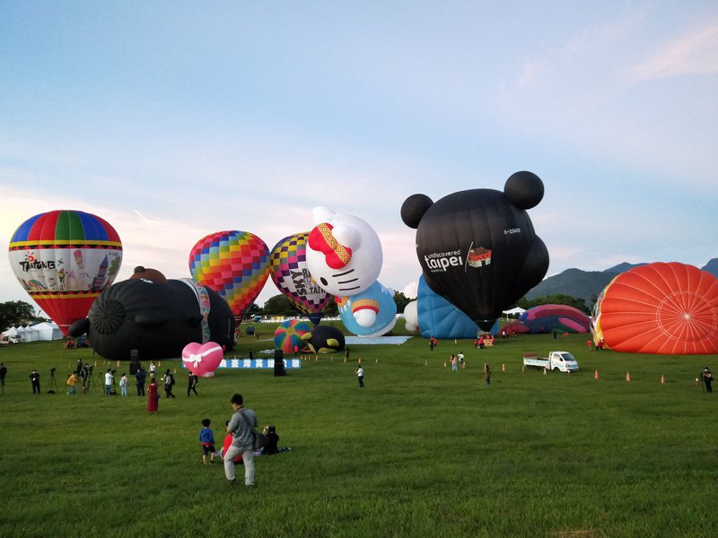 台灣熱氣球嘉年華昨開幕，吸引遊客觀賞，2場人數已達人車總量管制上限。本報資料照片