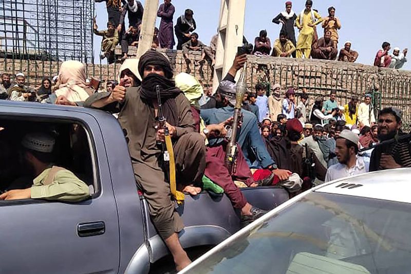 阿富汗神學士組織戰士15日攻下東部大城賈拉拉巴德後遊街。法新社