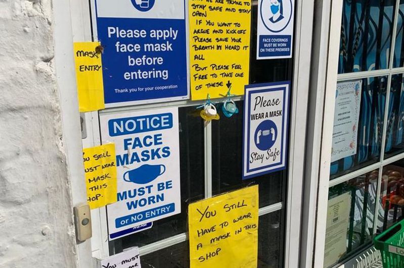 英國一家商店因門口貼著「不戴口罩者禁止進入」的標語，被網友封為「全英國最不受歡迎的商店」。圖／取自hulldailymail