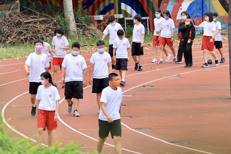 台北市今宣布高中以下學校、幼兒園9月1日一定會如期開學，並採實體開學為主。圖為學生帶著口罩上課。聯合報系資料照片／記者林伯東攝影