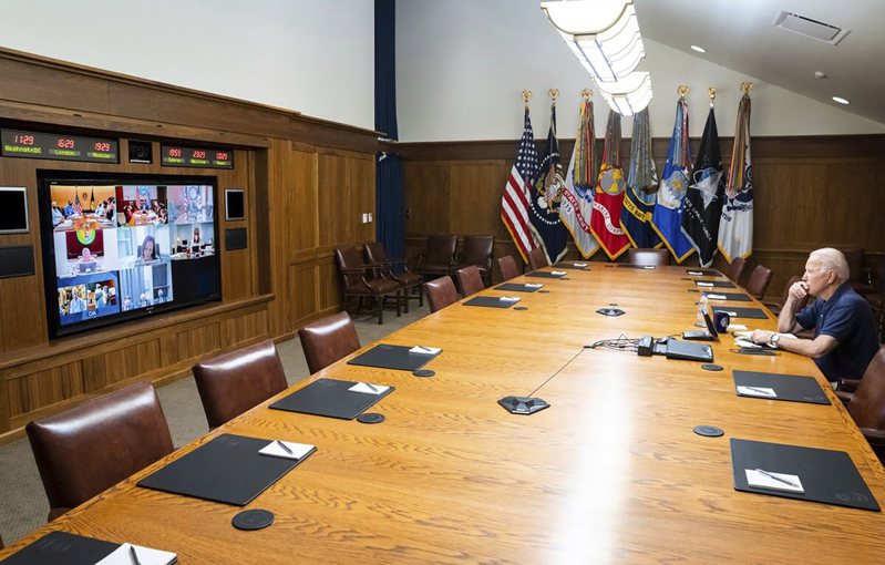 白宫发布拜登15日在大卫营的照片，拜登预定下午回到白宫，3时45分针对阿富汗情势发表谈话。(美联社)(photo:UDN)