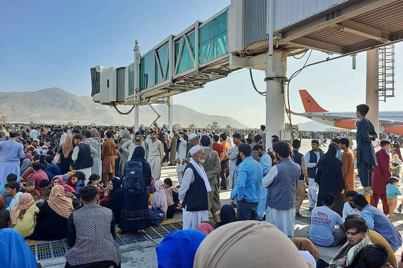 数以百计阿富汗民众16日在首都喀布尔机场停机坪抢着搭机出逃。（法新社）(photo:UDN)