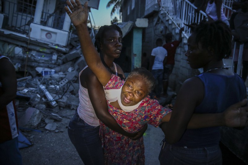海地強震重災區萊凱市一名女子14日得知七歲女兒罹難，忍不住痛哭。美聯社