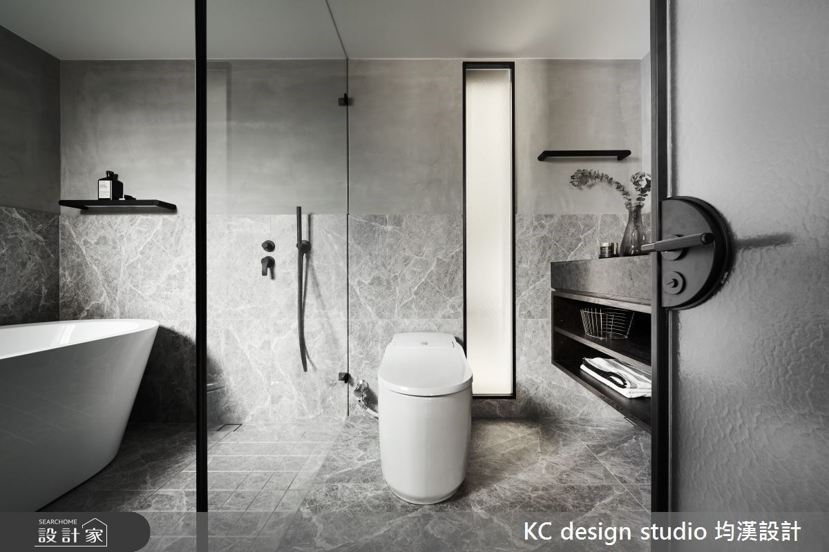 現代浴室的乾濕分離設計，能優化浴室空間，更好清潔也更方便。  圖／KC desi...