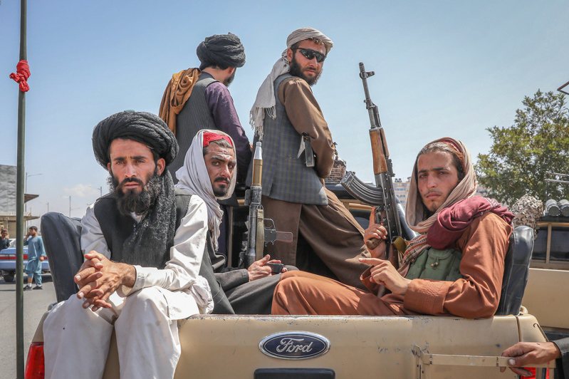 在阿富汗喀布爾，一輛汽車上載滿塔利班戰士。 歐新社