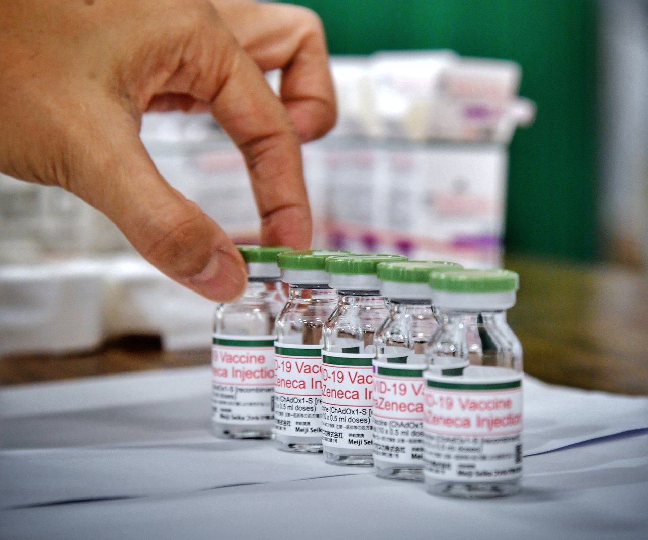 指揮中心統計，全國總計六十八萬多人完成二劑新冠疫苗接種，其中九人出現「突破性感染」。 中央社資料照片