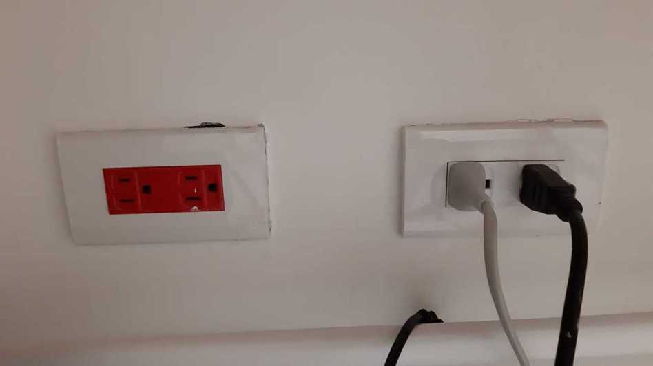 一名網友在家裡發現牆壁上有紅色插座，插入電器卻沒有過電，讓他很好奇這有什麼用途？ 圖／翻攝自「裝潢DIY研究室」