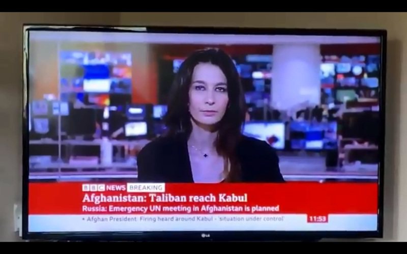 英國廣播公司（BBC）一名記者今天在新聞直播中途，突然接到武裝組織塔利班（Taliban）發言人直接打到她手機上的電話，她在一度驚慌之後鎮定下來，順利進行訪問。圖／截自推特影片