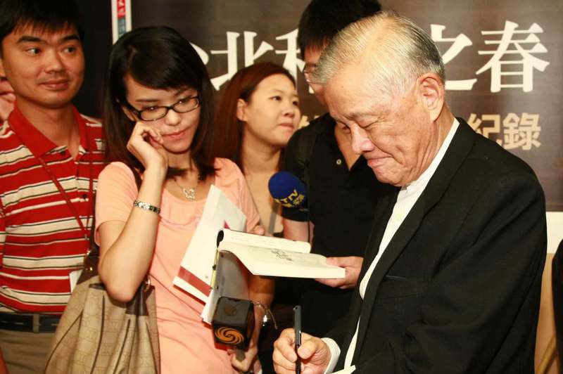 前行政院長唐飛（右）出版新書「台北和平之春：閣揆唐飛的140天全紀錄」，舉行新書發表記者會，會後為媒體簽書。圖／聯合報系資料照片