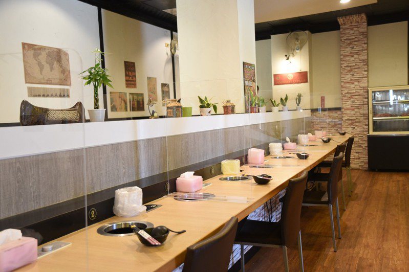 澎湖縣政府宣布明起將取消餐廳內用隔板、社交距離限制。圖／縣府提供