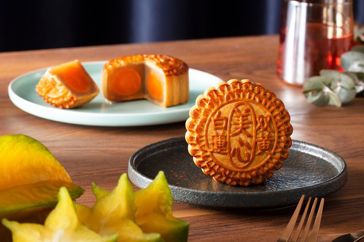 香港23年熱銷第一傳統月餅「美心雙黃白蓮蓉月餅」。圖／香港美心食品提供