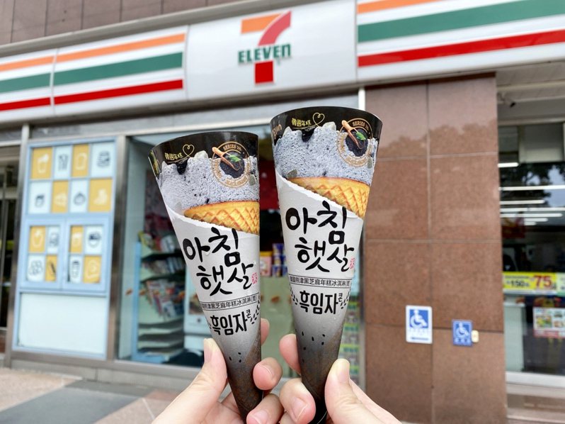 7-ELEVEN獨家限量開賣「韓國熊津黑芝麻年糕冰淇淋」，售價59元。圖／7-ELEVEN提供