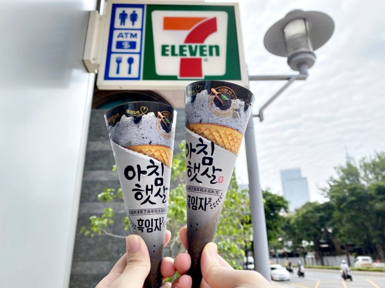 7-ELEVEN獨家限量開賣「韓國熊津黑芝麻年糕冰淇淋」，售價59元。圖／7-E...
