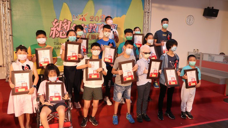 台南市長黃偉哲今天表揚獲得總統教育獎的學生。圖／教育局提供
