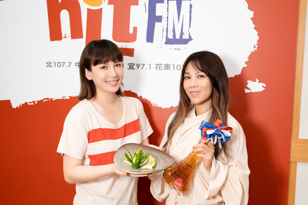 蔡健雅（左）16日造訪「OH夜DJ」魏如萱節目。圖／Hit Fm聯播網提供