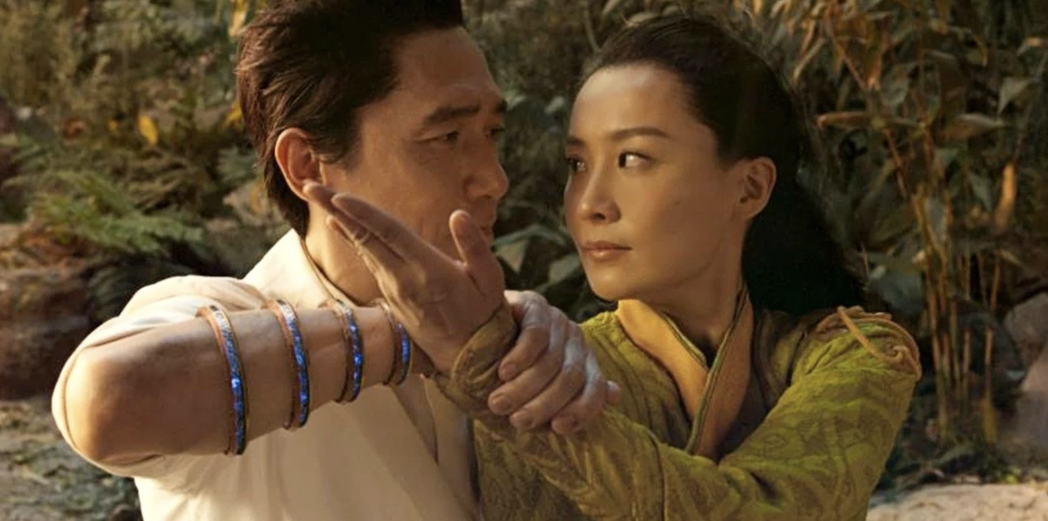 梁朝偉(左)與陳法拉在「尚氣與十環傳奇」飾演一對夫妻。圖／迪士尼提供