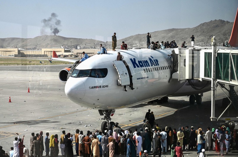 大批阿富汗人16日爬上喀布爾機場一架飛機，希望搭機出逃。法新社