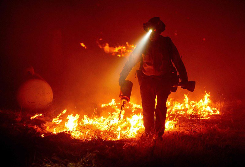 由於今年美國多地同時發生野火，當局在人力有限的狀況下，被迫做出向何處派遣消防員的艱難決定。 法新社