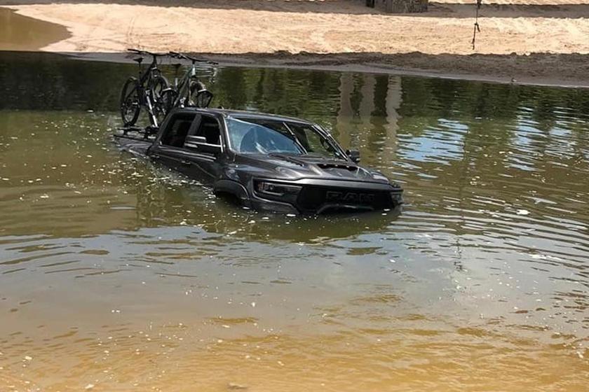 一台性能強大的Ram 1500 TRX就這樣被困在水裡。 摘自Xtreme Off-Road Park臉書粉絲團