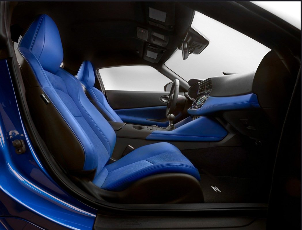 Nissan Z的座艙共有石墨色、紅色和藍色三種內飾可選。 摘自Nissan