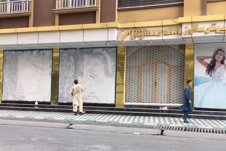 在神學士進入首都喀布爾後，街上的女性突然消失不見，連美容院的美女廣告，都被工作人員用白色油漆遮住。圖／取自推特