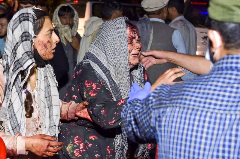 阿富汗喀布爾機場26日傳出爆炸案，導致100多人喪生，其中包括至少13名美國軍人和90名阿富汗人，當時2起爆炸襲擊試圖進入機場撤離的人群。法新社