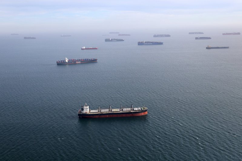 美西港口又塞船，长滩港外有数十艘船舶等进港。图为今年4月资料照片。（图／路透）(photo:UDN)