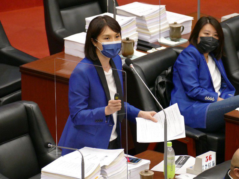 國民黨高雄市議員李眉蓁（左）等多位議員共組KK政線，以同塊藍色布料做戰袍，但每個人的領口等細節各有巧思。圖／高雄市議會提供