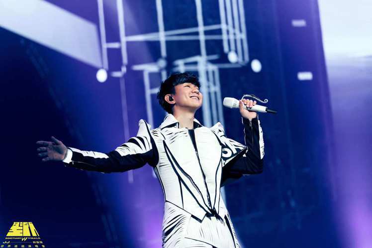 JJ林俊傑結束「聖所 FINALE」終點站線上演唱會後，已返回新加坡。圖／JFJ PRODUCTIONS提供