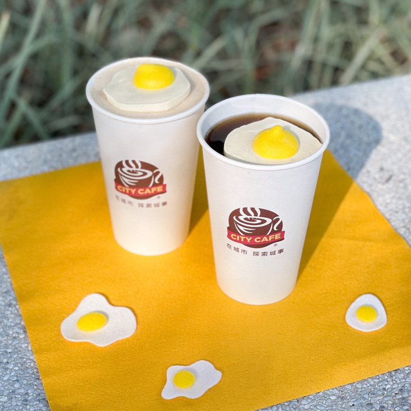 7-ELEVEN全新開發創意飲品「CITY CAFE荷包蛋美式咖啡、拿鐵咖啡」，在香濃的咖啡放上超萌的荷包蛋造型糖霜餅乾。圖／7-ELEVEN提供