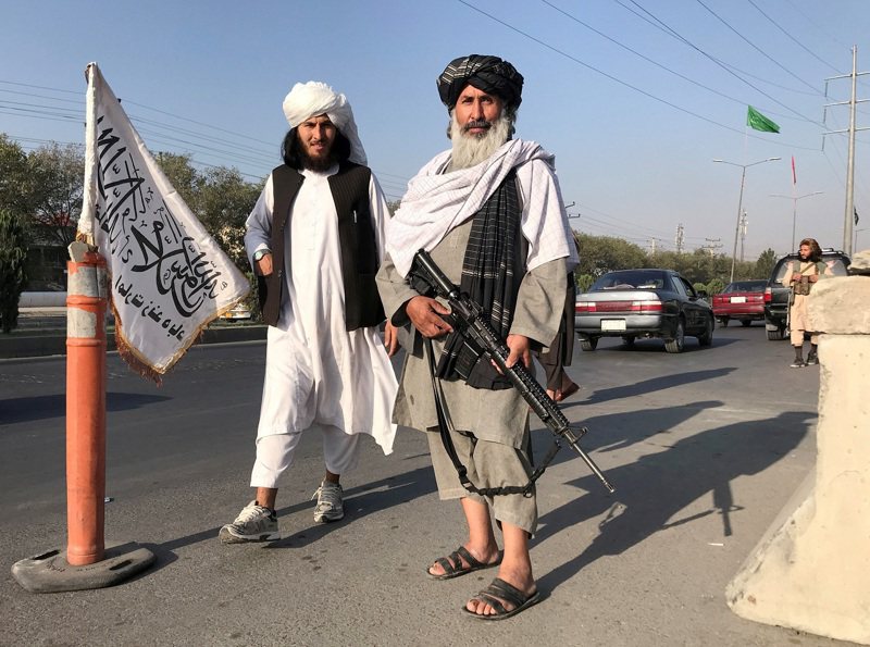 随着阿富汗政府垮台，外媒发现神学士组织的部分战士开始放弃以往爱用的AK47，改拿掳获来的美制步枪。路透(photo:UDN)