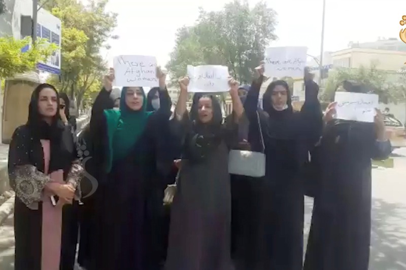 根據17日上傳網路的一支影片，一群婦女在喀布爾街上舉牌，呼籲神學士保障婦女權利。路透