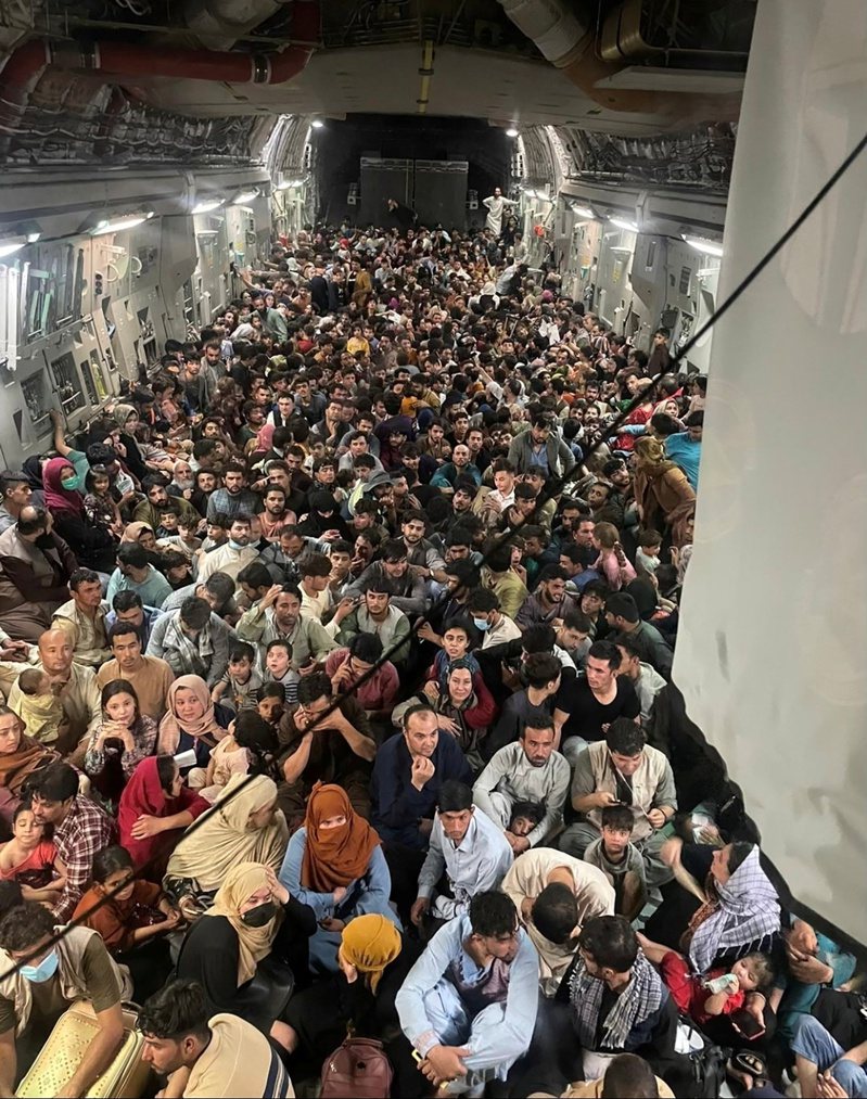 8月15日，從阿富汗撤離的約640名民眾全部擠在美國空軍運輸機內。路透
