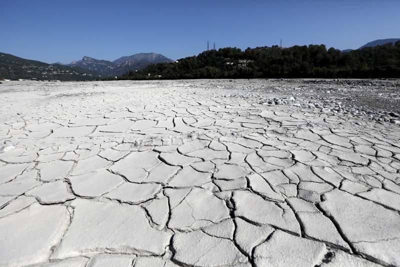法國南部正經歷極端高溫與乾旱，這是11日在法國南部卡霍所拍攝乾涸的瓦爾河河床。歐新社