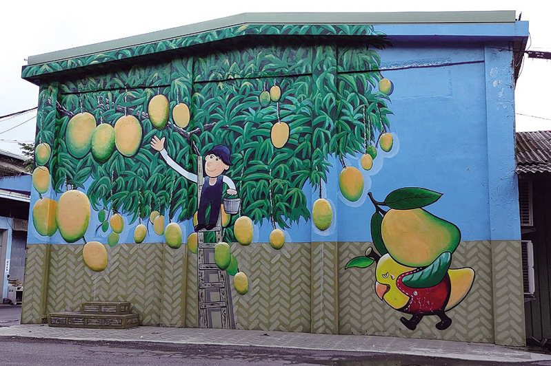 ▲金蜜芒果彩繪牆。 　圖：埔心鄉農會／提供