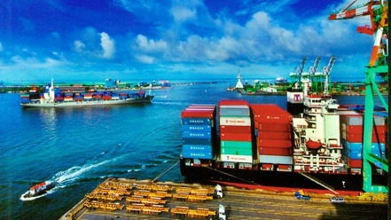 高雄港曾為世界第三大港，現滑落至世界第16名。  取自台灣港務公司臉書