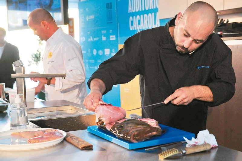 專家解釋，米其林指南的評鑑標準是「相對性」，強調「物有所值」圖為米其林餐廳的廚師在葡萄牙的美食節上表演廚藝。新華社