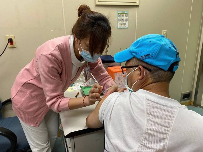 開學在即，議員指出台北市仍有510位國中小導師無疫苗打。本報資料照片