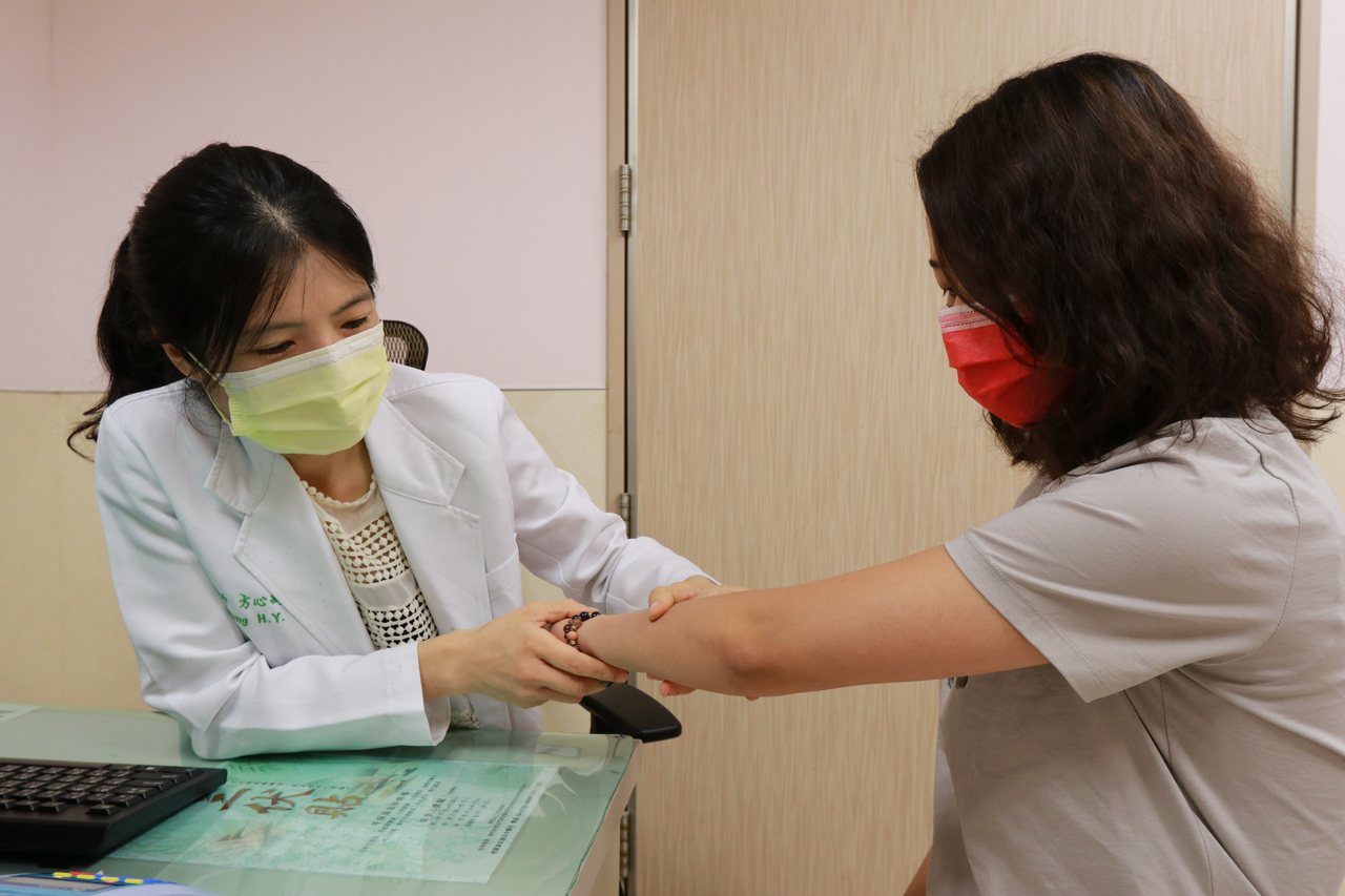 亞洲大學附屬醫院皮膚科醫師方心禹（左）指出，採用生物製劑藥物治療僅約兩周，女大學生（示意圖，非本人）多年的搔癢感竟然奇蹟似的逐漸消退。圖／亞洲大學附屬醫院提供
