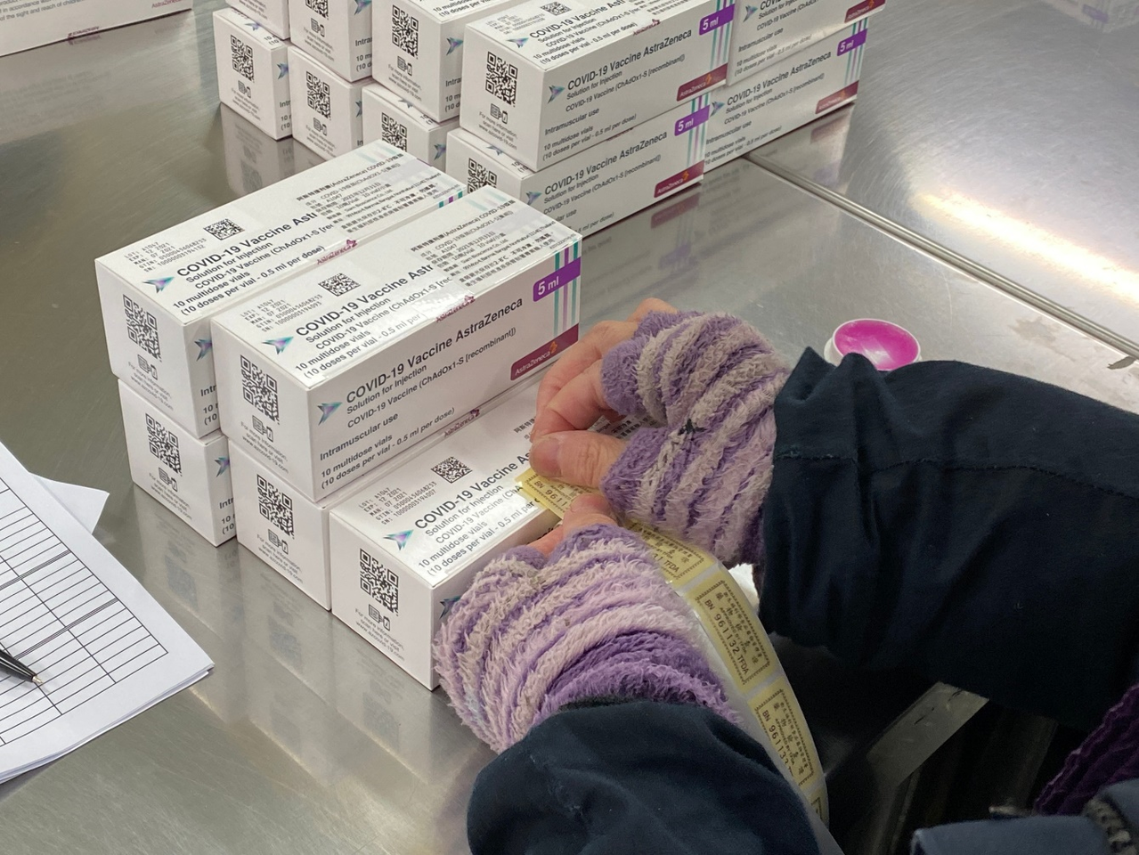 第五批AZ疫苗完成封緘檢驗，扣除樣本共有52萬4200劑可放行。圖／食藥署提供