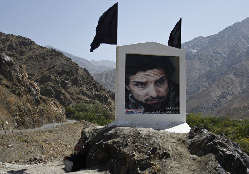 隱藏在興都庫什山中，擁有天然屏障的龐吉夏谷地過去幾十年是阿富汗反抗軍「北方聯盟」的基地，入口處有一幅「北方聯盟」創始人馬蘇德的巨大肖像。路透