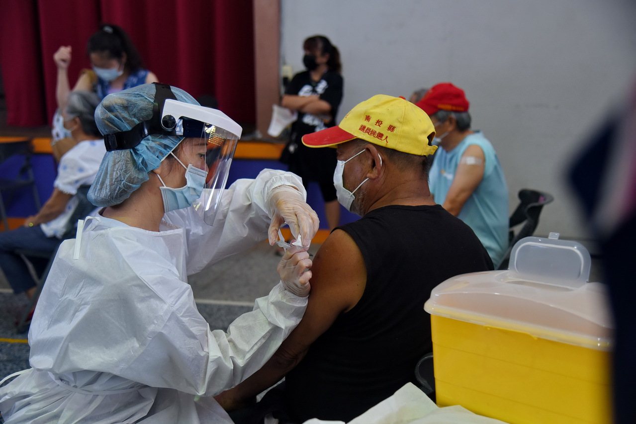 南投縣內66歲尚未接種第一劑的縣民4900人，20日起有機會接種AZ疫苗。圖／南投縣政府提供