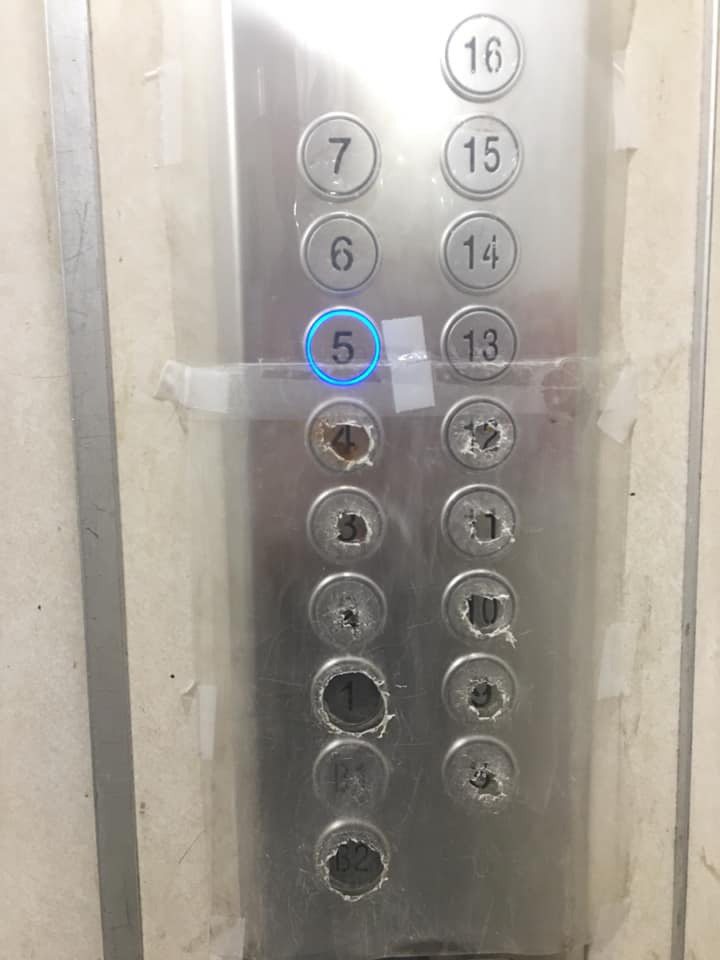 一名女網友抱怨社區電梯按鈕貼了塑膠膜，卻被住戶拿鑰匙戳出洞，甚至連面板也壞了。 ...