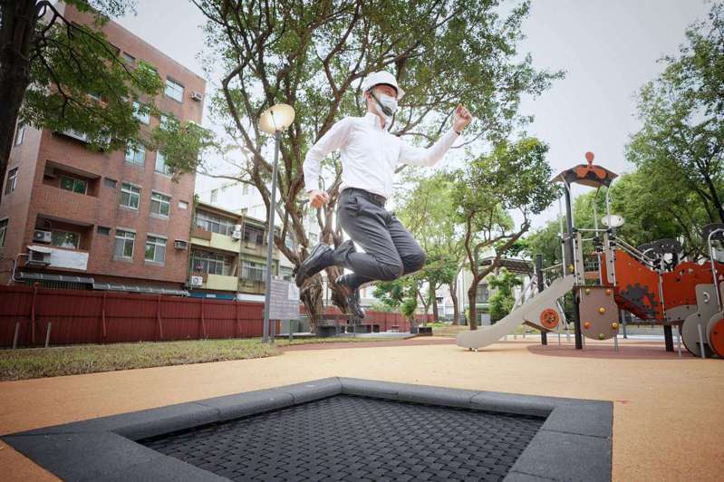 興南公園改造設置彈跳網，市長林智堅也忍不住下場體驗。圖／新竹市政府提供