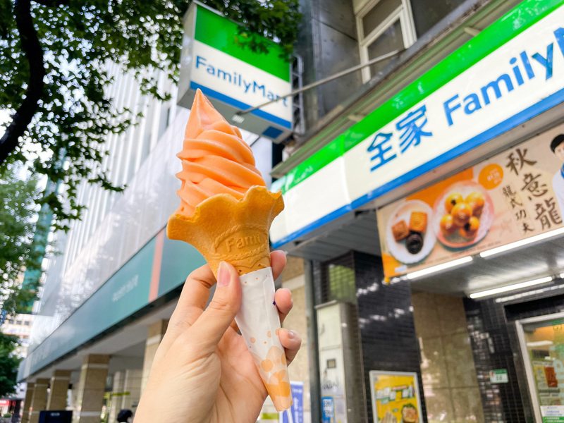 全家即日起推出「日日蜜柑霜淇淋」新口味。圖／全家便利商店提供