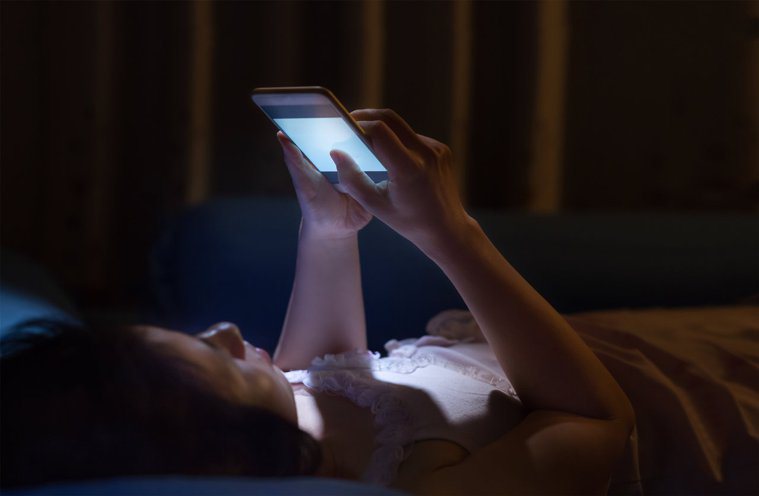 手機的白色光中含有大量藍光，會造成入睡困難、淺眠易醒，嚴重影響睡眠質量。圖/12...